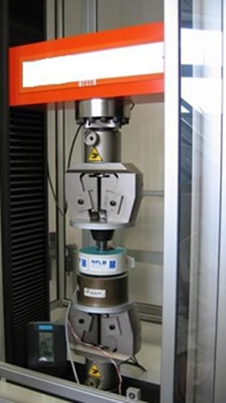 Calibration of an universal testing machine