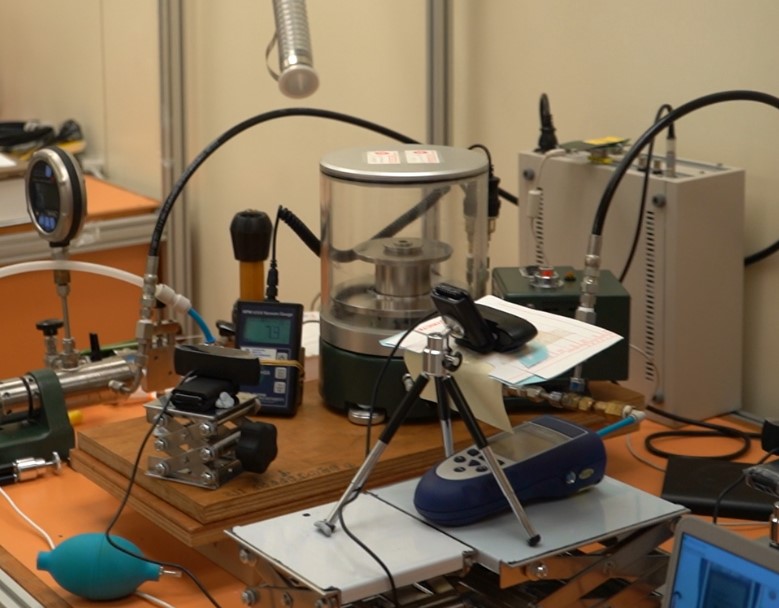 Fig. 3 Pressure balance at the Standards and Calibration Laboratory 2
