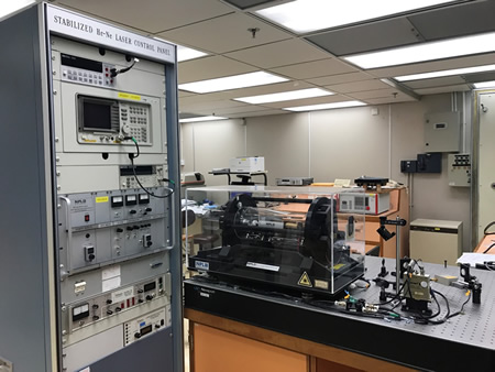 圖中為標準及校正實驗所的碘穩定氦氖激光器
